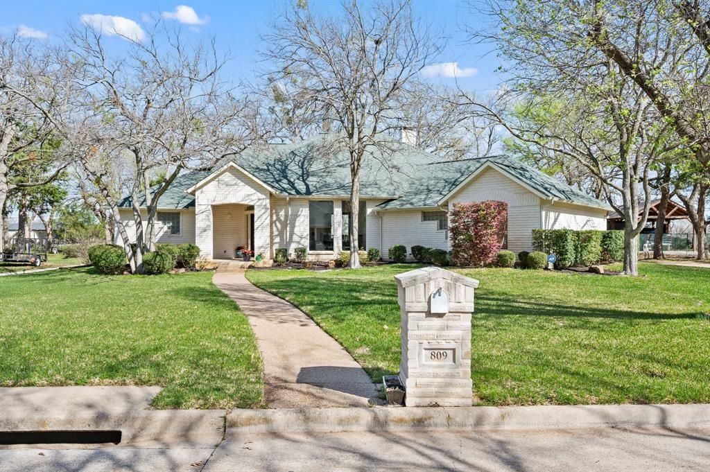 Photo of 809 Majestic Oaks Court, Mansfield, TX 76063 (MLS # 21207130)