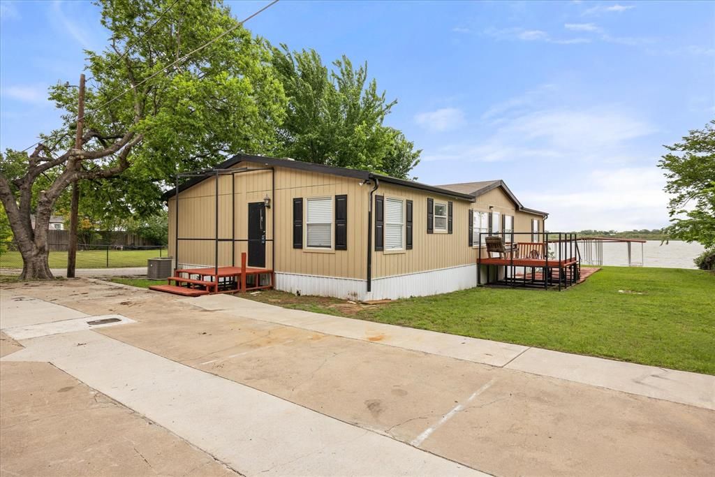 Photo of 5821 Parkside Court, Granbury, TX 76048 (MLS # 21249656)