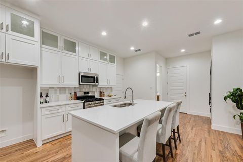 Tiny photo for 219 W Yarmouth Street, Dallas, TX 75208 (MLS # 21101057)