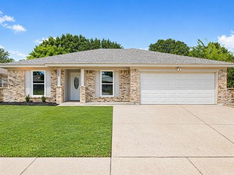 Photo of 325 Juniper Drive, Arlington, TX 76018 (MLS # 21247404)