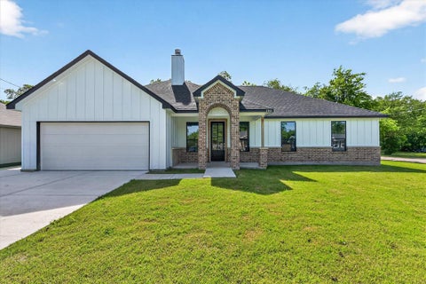 Photo of 2902 Walnut Street, Greenville, TX 75401 (MLS # 21312041)