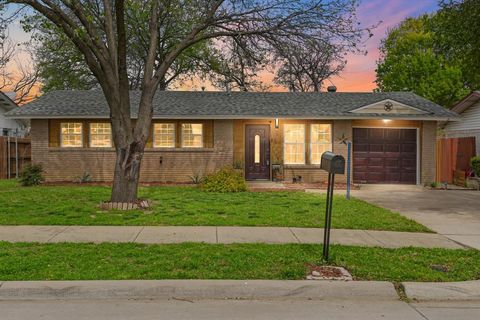 Photo of 1605 E Lovers Lane, Arlington, TX 76010 (MLS # 21211665)