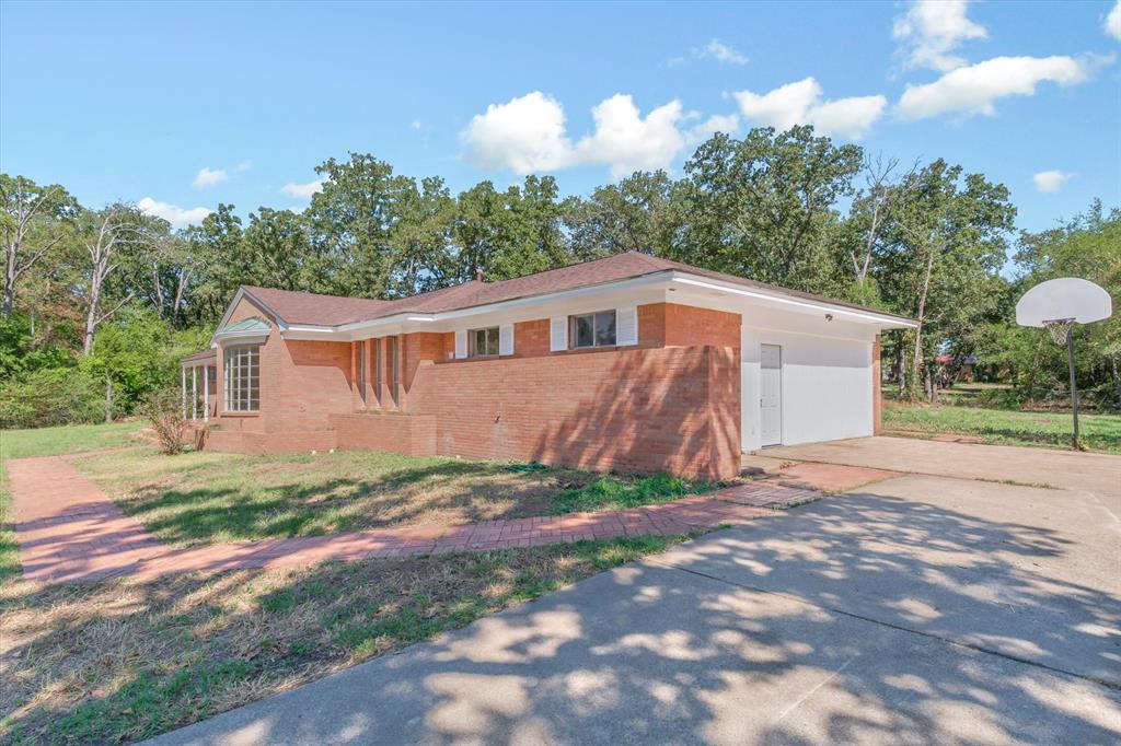 609 E Dewey Street