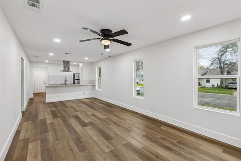 Photo of 511 Panhandle Street, Denton, TX 76201 (MLS # 21220625)