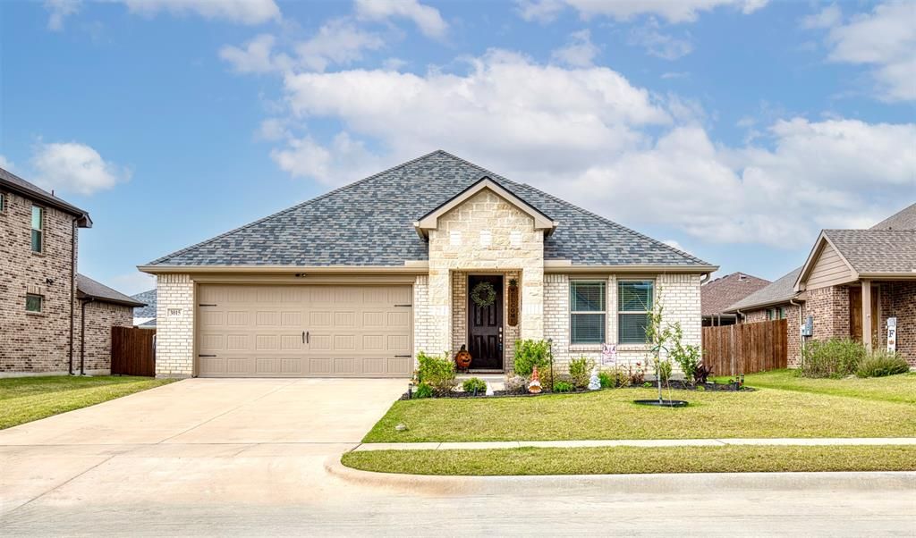 Photo for 3015 Cliffview Drive, Sanger, TX 76266 (MLS # 21095183)