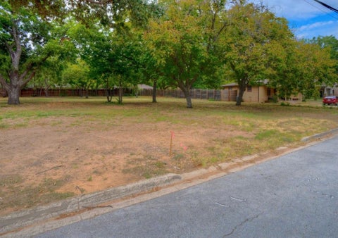 Photo of 310 Blevins Street, Grapevine, TX 76051 (MLS # 21393068)