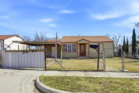 Photo of 3221 Schieffer Avenue, Fort Worth, TX 76110 (MLS # 21170298)