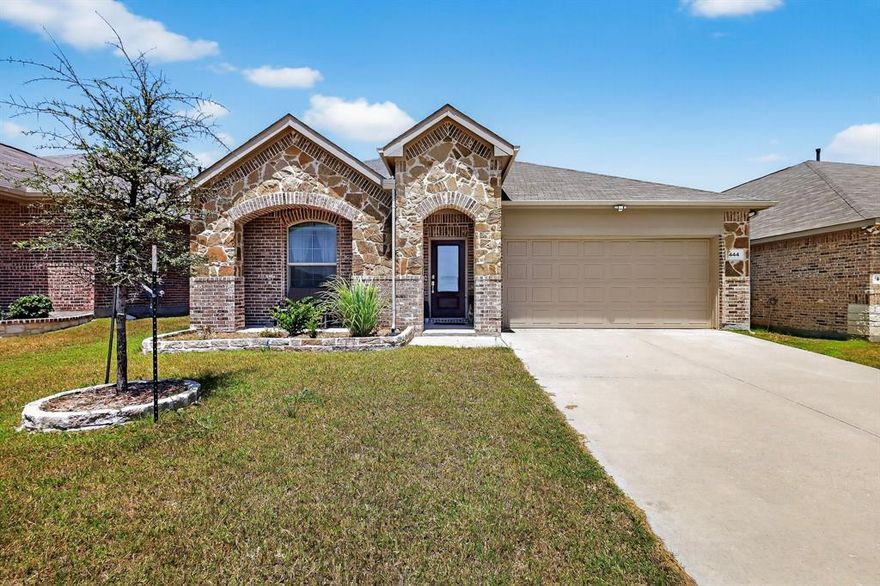 *Take advantage of a 4.375% assumable loan*
*Seller is offering up to $5,000 toward buyer closing costs!*
Tour this well-maintained, one owner, like-new home. It features an open-concept layout, spacious living area, and a kitchen with modern finishes. The private primary suite includes a large walk-in closet and ensuite bath. Enjoy a functional floor plan, split bedrooms, and plenty of natural light throughout. Located in a quiet neighborhood with convenient access to major highways, schools, and shopping. Items upgraded on the exterior: gutters, newly stained fence and storm back door. Interior: upgraded shower heads, countertop, cabinet hardware, light fixtures both kitchen and dining room. Move-in ready and a motivated seller. Bring your offer today. Agent and buyer to verify all information.