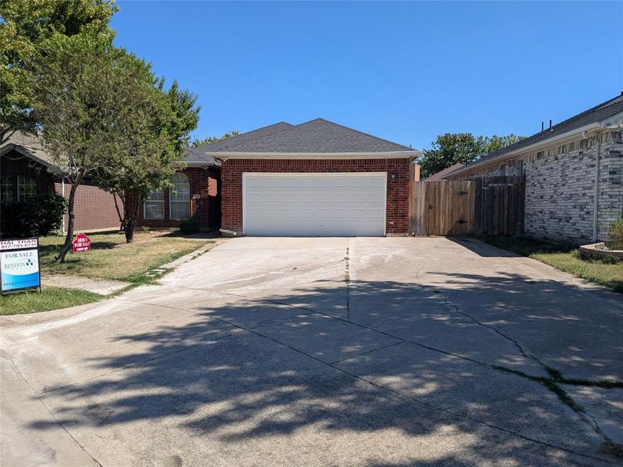 A very nice Cur-De-Sac Home. An additional parking for RV, Boat or Trailor at front and a cover back yard. Flooring with ceramic tile and wood. 
A fireplace and 2 inch blinds. Separate utility room, walk in pantry. House is ready for moving in.