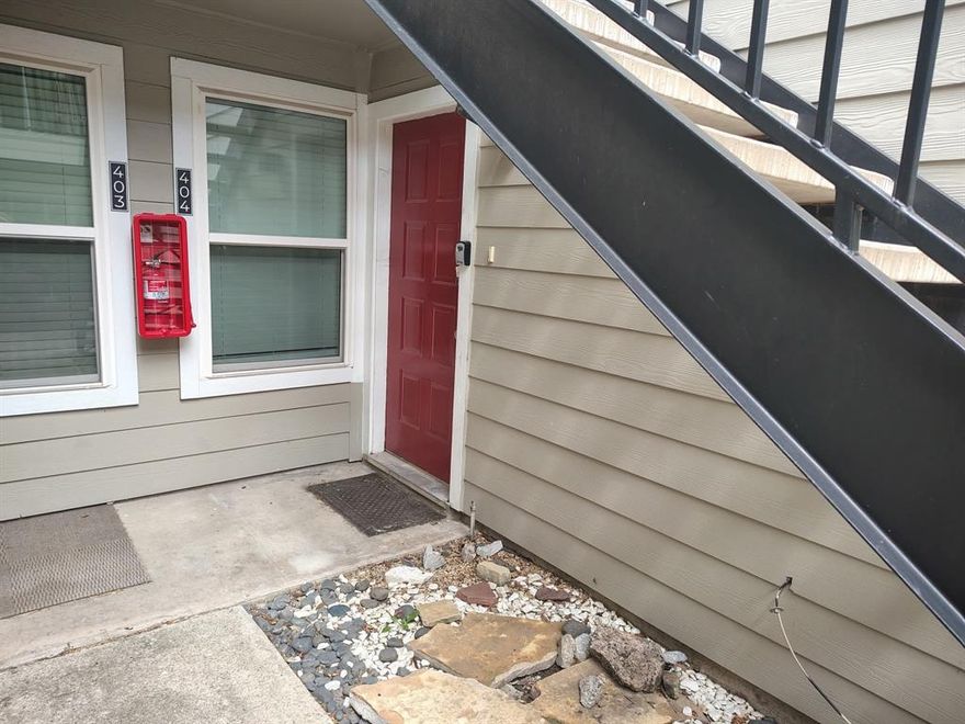 Beautiful and cozy apartment located on the ground floor.  Excellent location surrounded by restaurants, retail shops, banks, and many other businesses. Enjoy miles of the trail that connects directly to White Rock Lake in Dallas just steps from your front door. You’re also only a 15-minute walk from a DART station that connects you to several areas of the city.
The apartment offers a wooded view that makes you feel as if you were in a cabin on a getaway. The pool right outside your door is in great condition. This small but comfortable unit features a kitchen remodeled two years ago, washer, dryer, refrigerator, dishwasher, and microwave. It has everything you need to live comfortably in an excellent location.
It includes two parking spaces, one of them covered, as well as plenty of visitor parking. The community is gated and located in a very safe area of the city. The monthly rent amount covers Internet, water and trash services. 
If you want comfort, convenience, security, and a peaceful environment, this is the place for you.