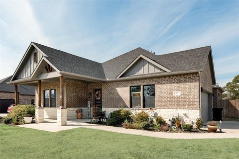 Photo of 327 Lovers Lane, Terrell, TX 75160 (MLS # 21201467)