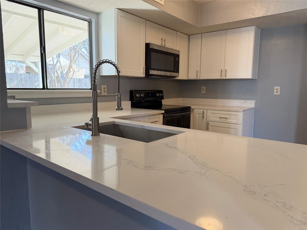 3040, 3042 Navarro Lane