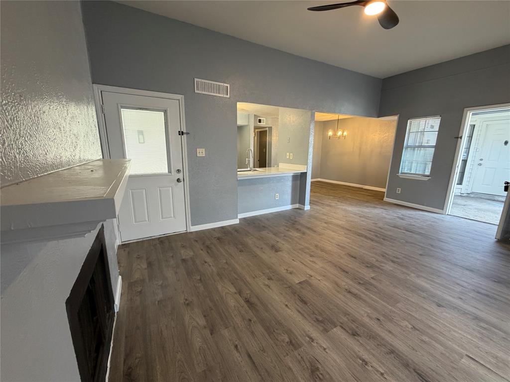 3040, 3042 Navarro Lane