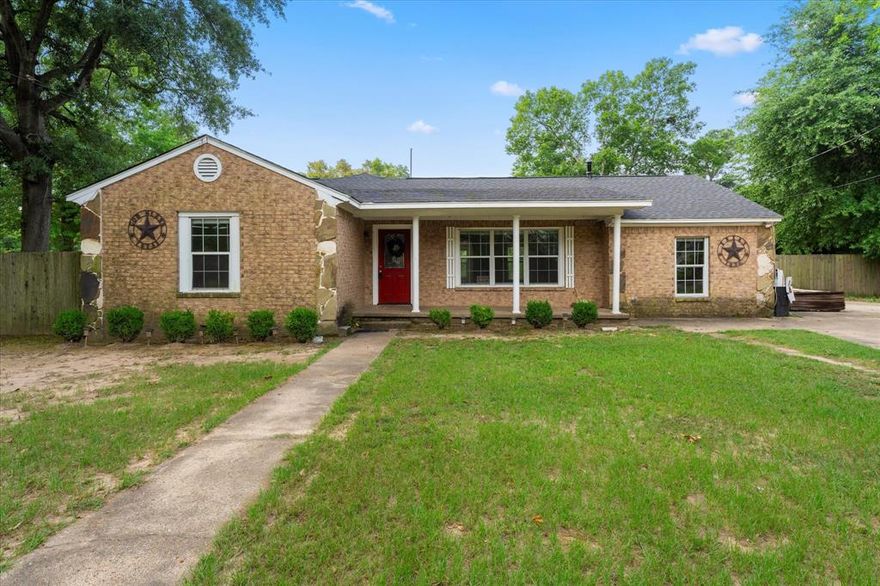 New Kitchen Countertops on order! The 4 bedroom 2 bathroom is move in ready and priced to sell! Call today to schedule your appointment to see this over 2000sq ft home on its large corner lot!