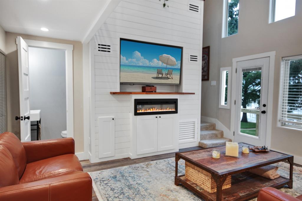 318 W Lake Drive