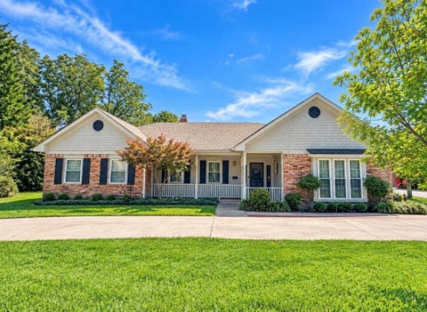 Photo of 1500 E California Street, Gainesville, TX 76240 (MLS # 21404319)