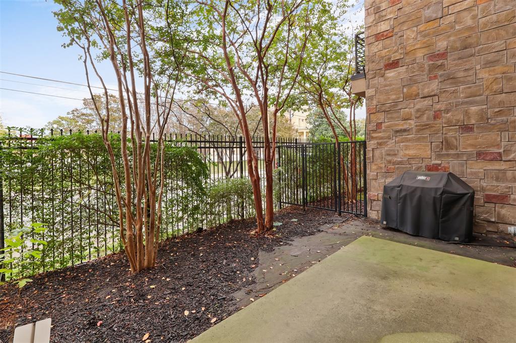 Cityscape Plaza Twnhms Condos - Residential