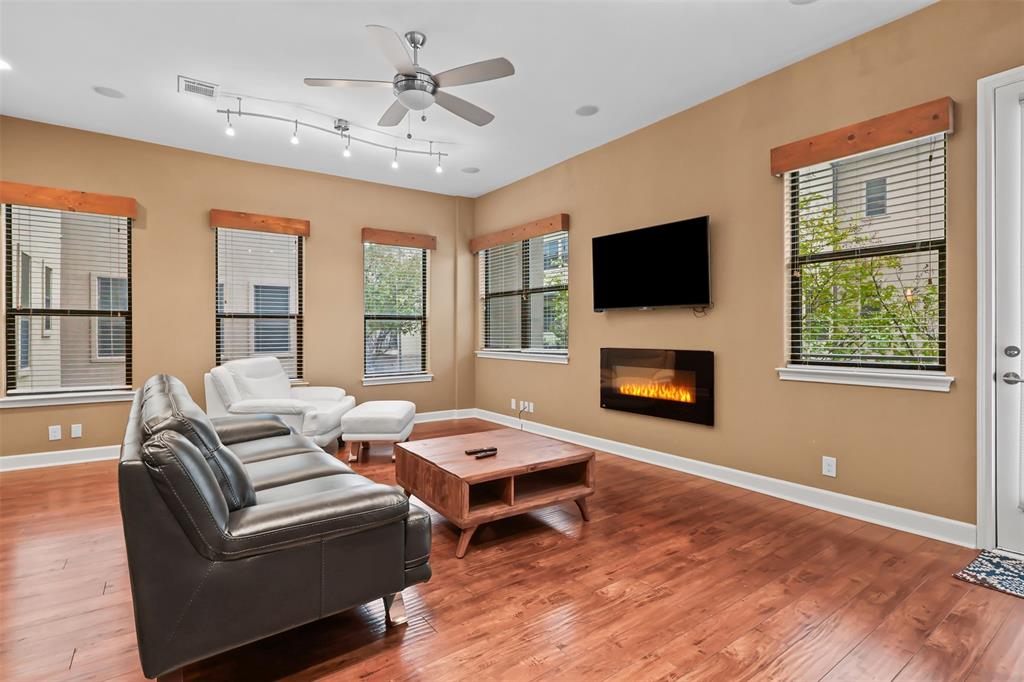 Cityscape Plaza Twnhms Condos - Residential