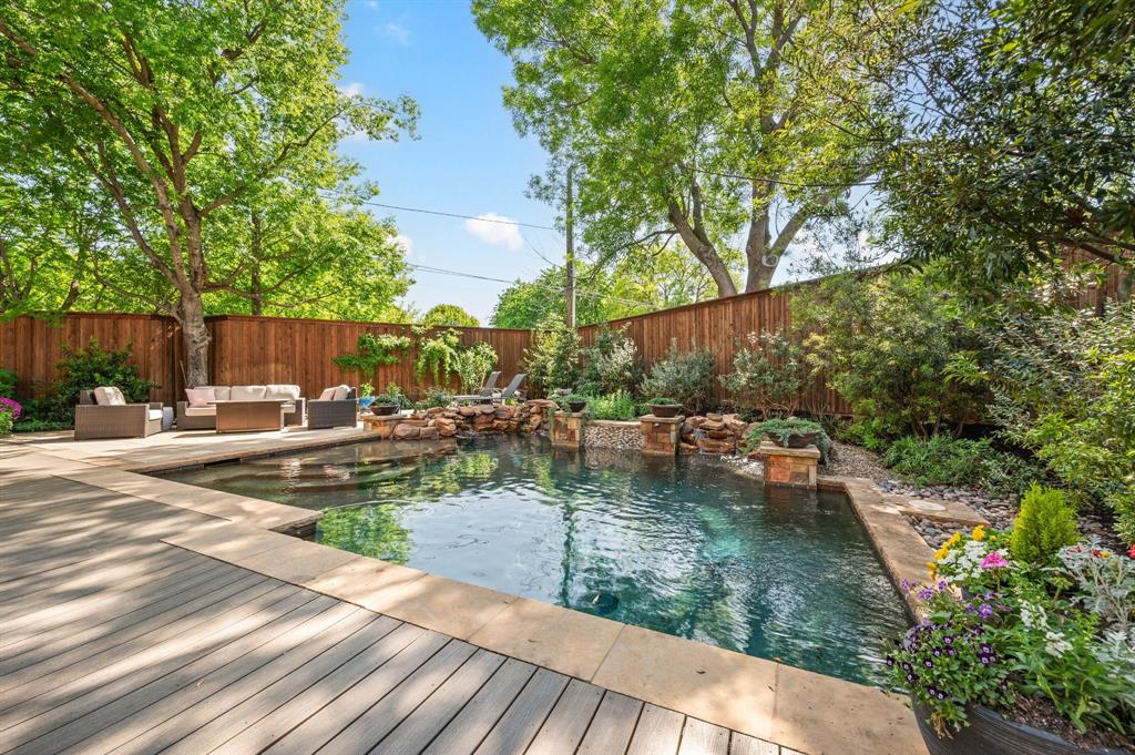 825 Regina Court