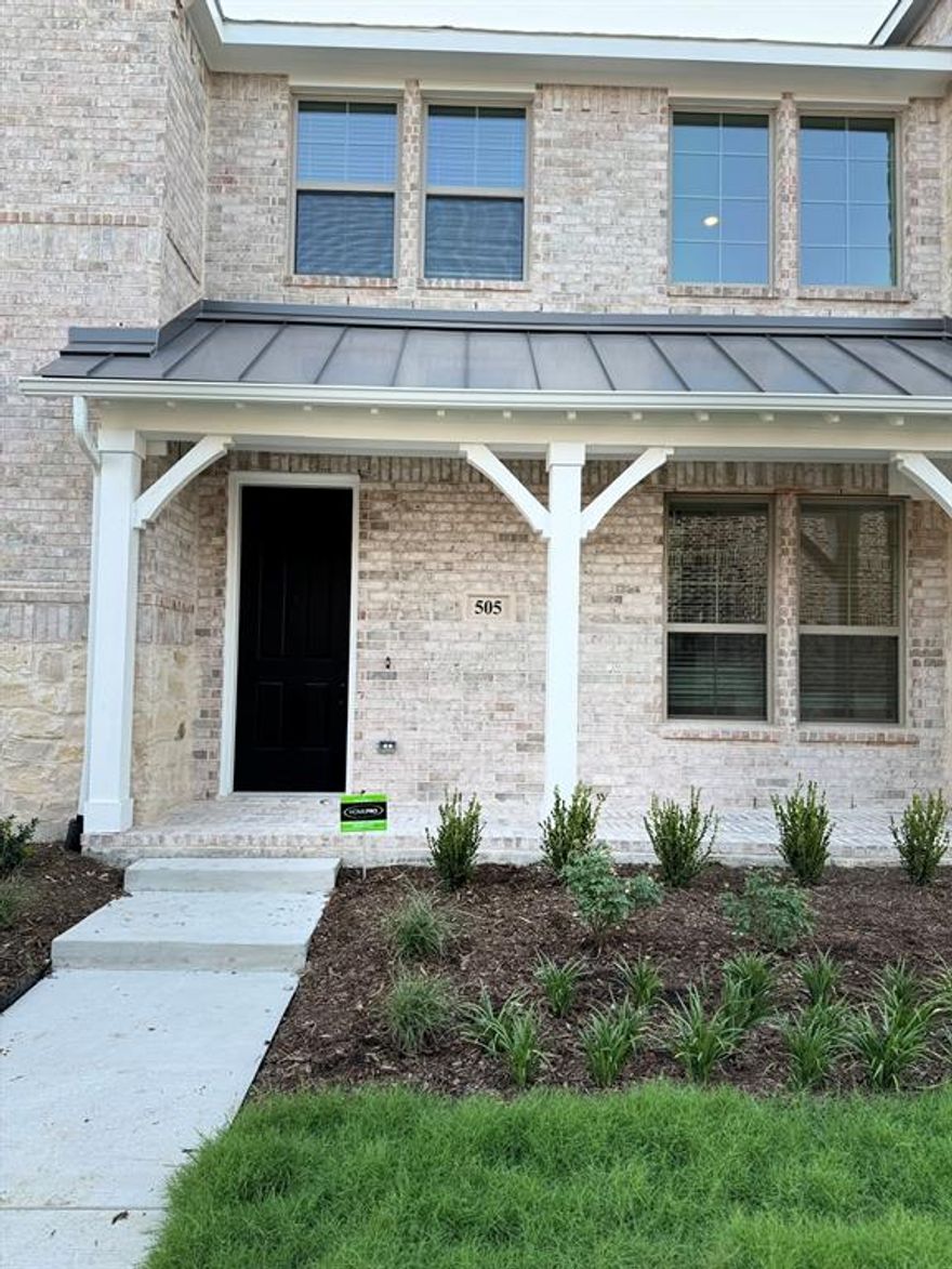 Beautiful high-ceiling C B Jeni town home in Harvest. Owner pays for high speed internet and HOA dues. Large 2 Car Garage, Washer and Dryer and Refrigerator included with the Unit.

Available for occupancy starting December 21st, 2025