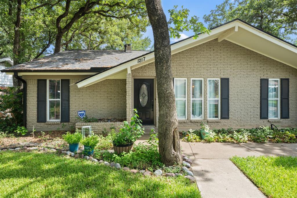 1217 W Redbud Drive