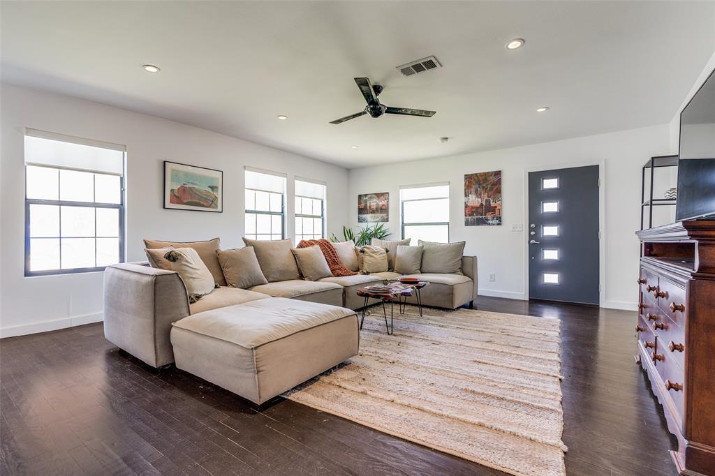 1721 N Winnetka Avenue