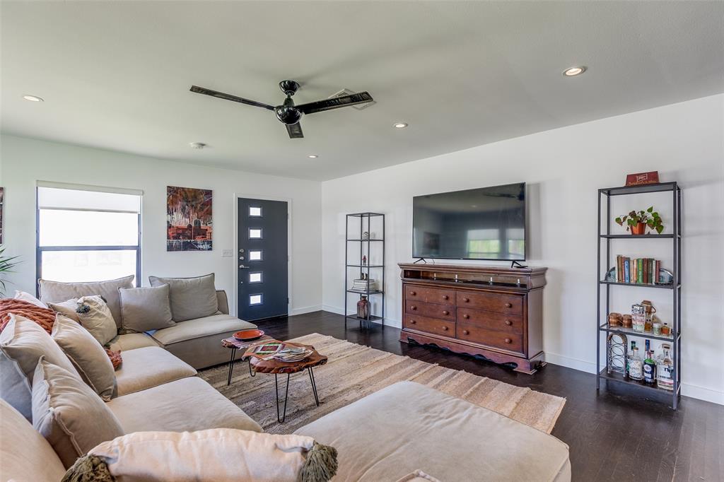 1721 N Winnetka Avenue