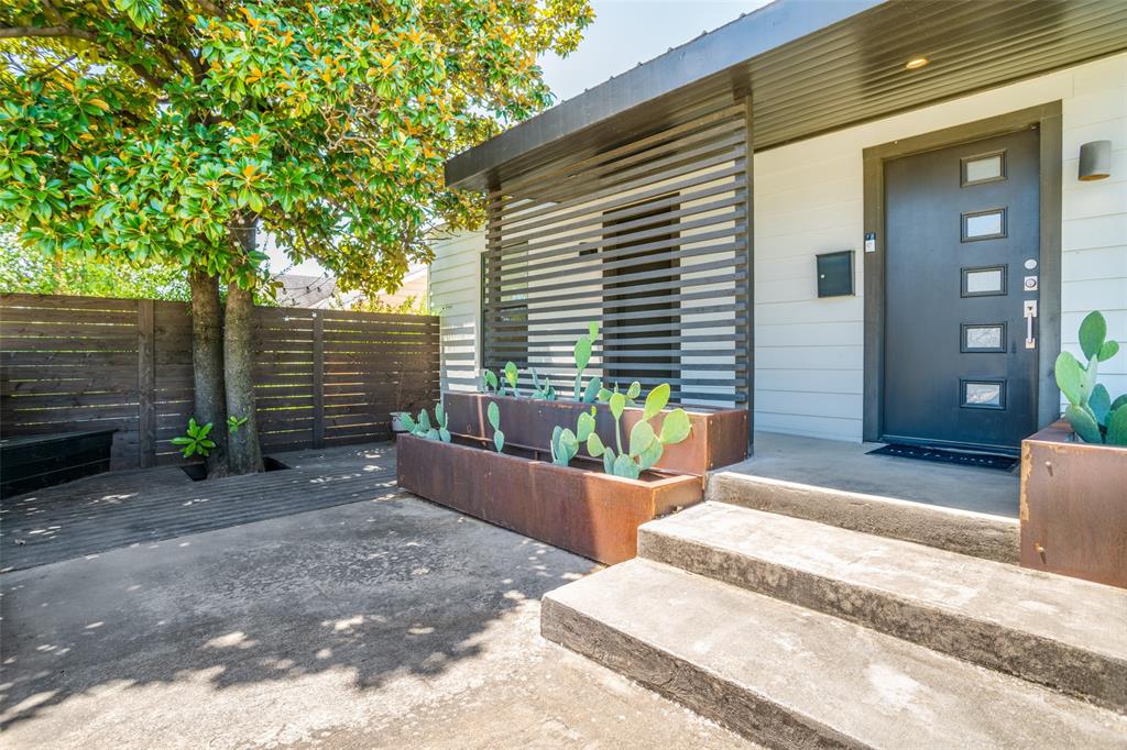 1721 N Winnetka Avenue