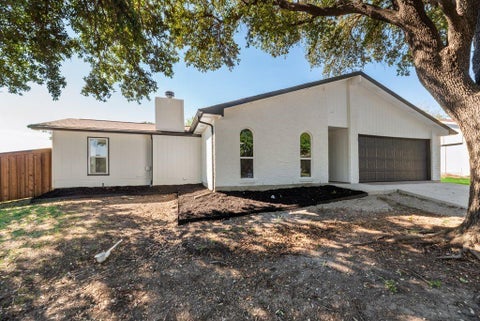 Photo of 3101 Abbey Road, Carrollton, TX 75007 (MLS # 21419229)