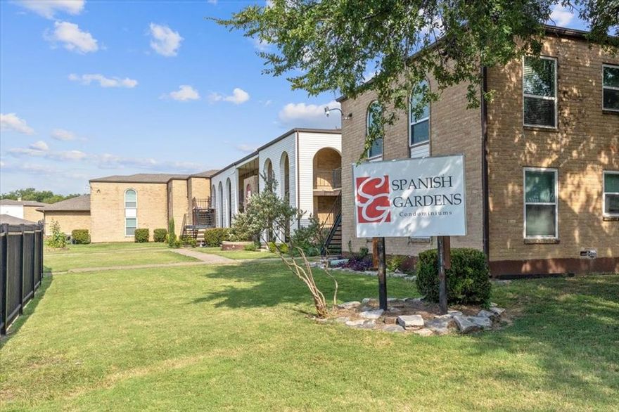 Charming 1 Bedroom, 1 Bath Apartment filled with abundant natural light! It features oversized rooms and an updated kitchen.
Enjoy the convenience of a dedicated laundry room
Assigned parking is conveniently located just outside your door
This apartment is ideally situated:
Less than 2 miles from Clearfork
2.5 miles from TCU
Only 6 miles from downtown
Close to Ridglea Country Club and Trinity Trails
With an unbeatable location, the HOA covers water, gas, trash, and exterior maintenance, making this apartment a low-maintenance choice! Schedule your showing today!