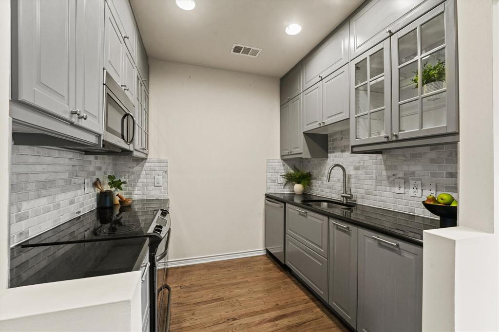 Holland Ave Twnhms 4002 - Residential