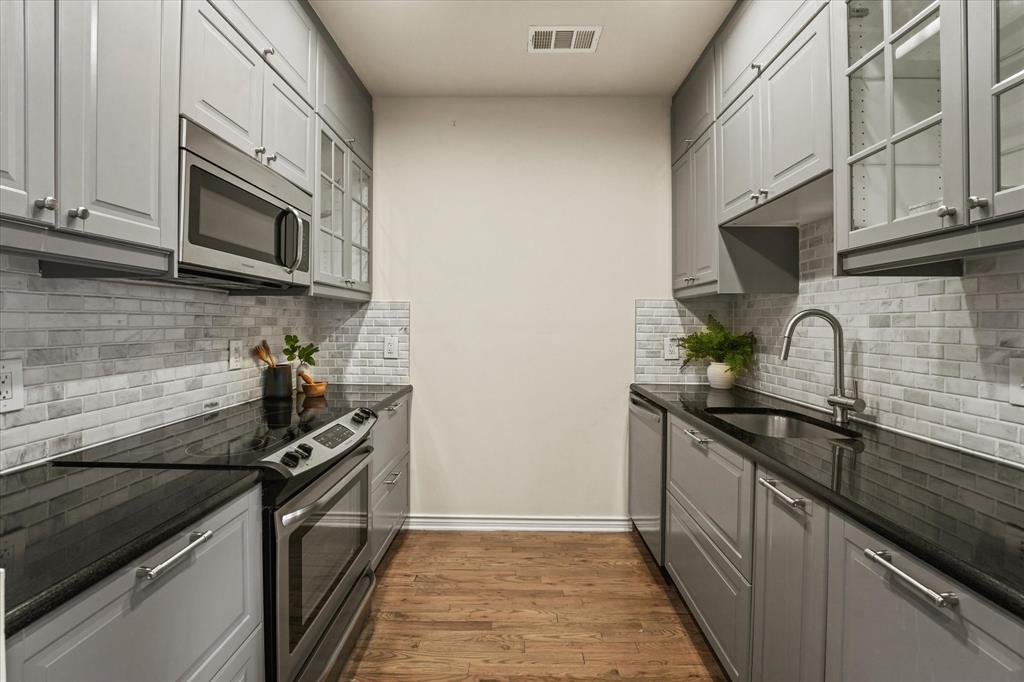 Holland Ave Twnhms 4002 - Residential