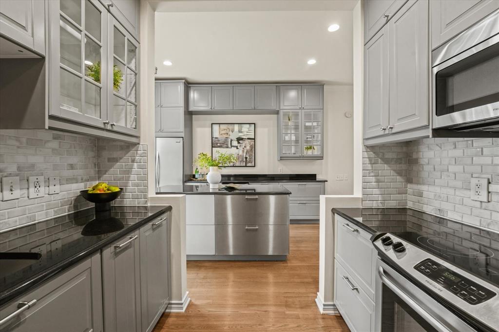 Holland Ave Twnhms 4002 - Residential