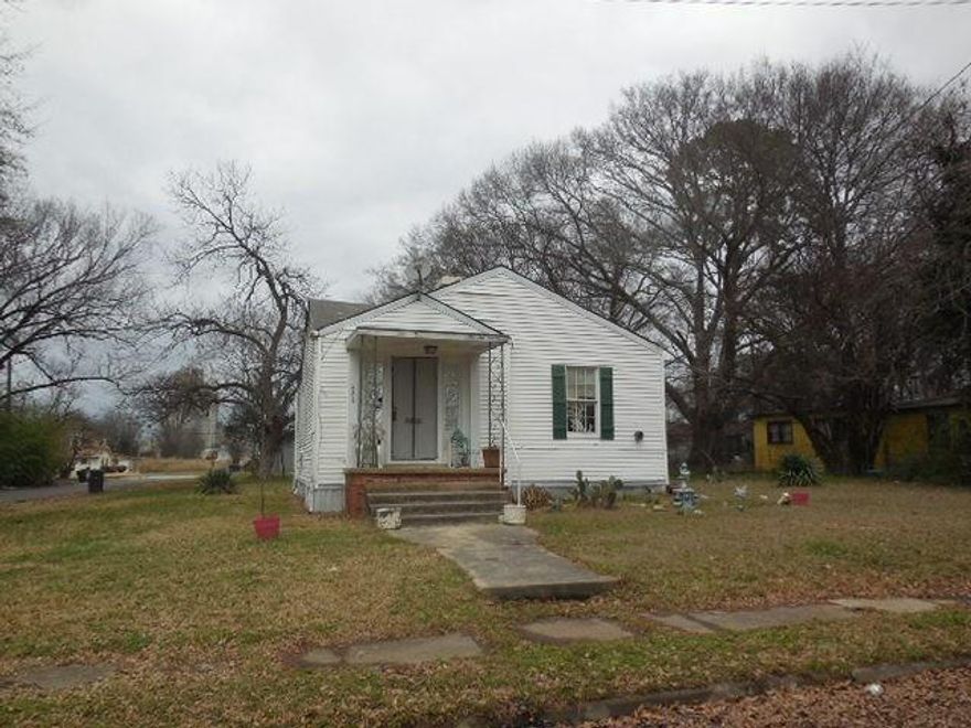 Long term tenant  20 years pays $600 
this property is sold as a package for 139K with MLS 20676533 property located at 302 w 69th Shreveport LA 71106 and MLS 20676533 located at 225 w 68th Shreveport LA 71106