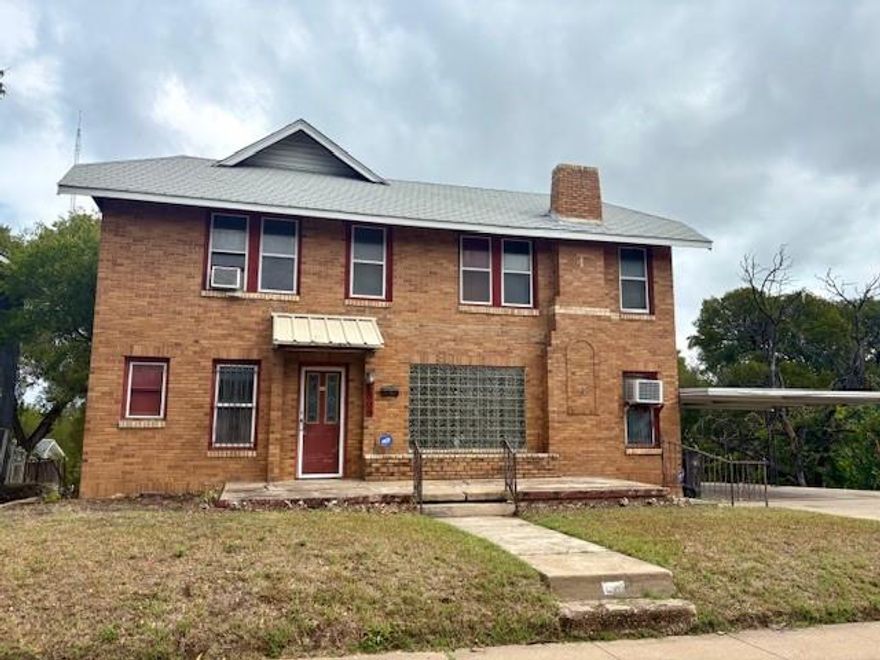 Lots of protentional on this home. 3 bedroom 1 bath with large back yard with a great view. This home does need some work put the right buyer can put their touch on this one and make it shine once again. Come out and have a look.