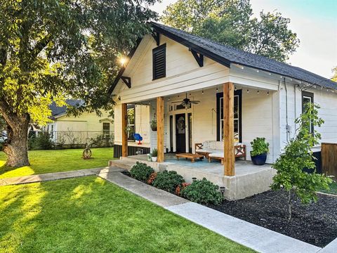 Photo of 1517 Cumberland Avenue, Waco, TX 76707 (MLS # 21205548)