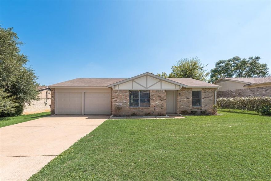 A charming 3-bedroom, 2-bathroom home situated on a generously sized lot in a quiet neighborhood. This home features a functional layout with bedrooms that make for great kid’s rooms or home offices and a spacious living area with vaulted ceilings, perfect for everyday living and entertaining. Recent updates include fresh interior and exterior paint and refreshed front-yard landscaping. The large backyard is ideal for outdoor gatherings, gardening, or relaxing. Conveniently located near highly sought-after Martin High School, with easy access to major highways, shopping, and a variety of dining options, this home combines comfort and convenience.