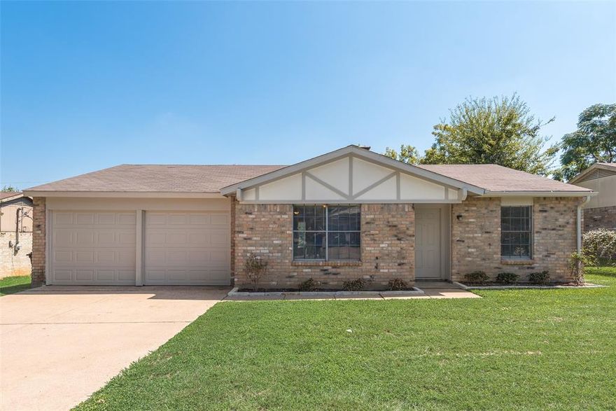 A charming 3-bedroom, 2-bathroom home situated on a generously sized lot in a quiet neighborhood. This home features a functional layout with bedrooms that make for great kid’s rooms or home offices and a spacious living area with vaulted ceilings, perfect for everyday living and entertaining. Recent updates include fresh interior and exterior paint and refreshed front-yard landscaping. The large backyard is ideal for outdoor gatherings, gardening, or relaxing. Conveniently located near highly sought-after Martin High School, with easy access to major highways, shopping, and a variety of dining options, this home combines comfort and convenience.