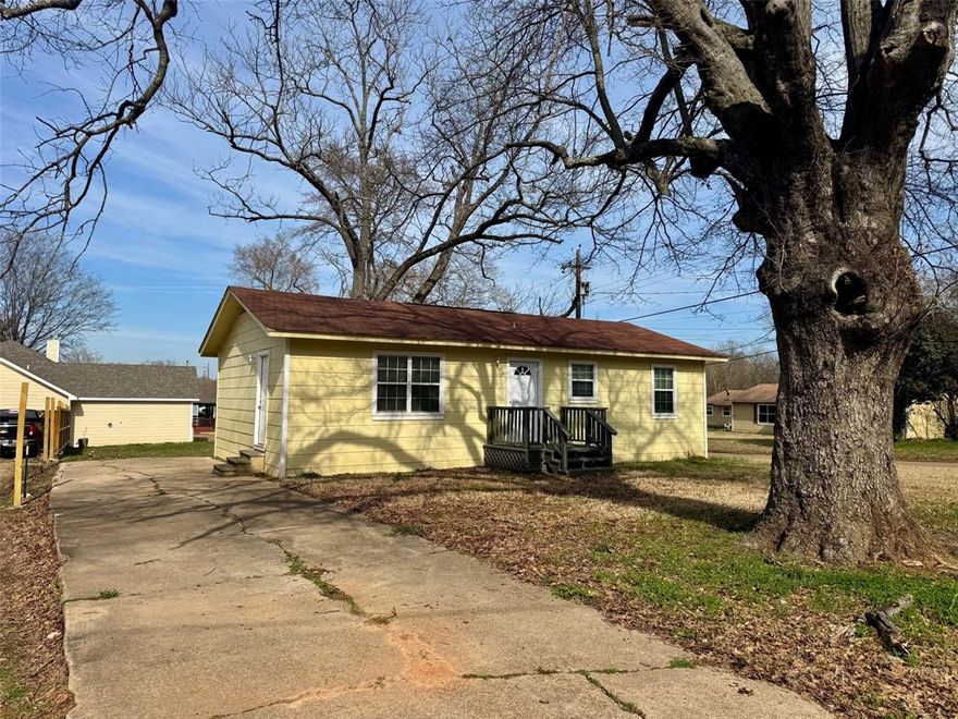 Discover this charming 3 Bedroom 1.5 Bath home, ideal for first-time homeowners or savvy investors. This cozy property boasts a welcoming ambiance and a functional layout, perfect for growing families or rental opportunities. Don't miss out on this fantastic opportunity - call today to schedule a showing and make this house your new home!