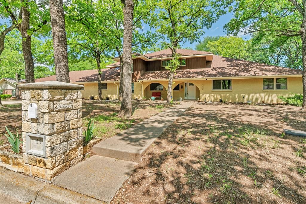 Photo of 116 Nottingham Circle, Bridgeport, TX 76426 (MLS # 21207287)