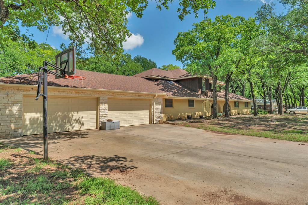 Photo of 116 Nottingham Circle, Bridgeport, TX 76426 (MLS # 21207287)