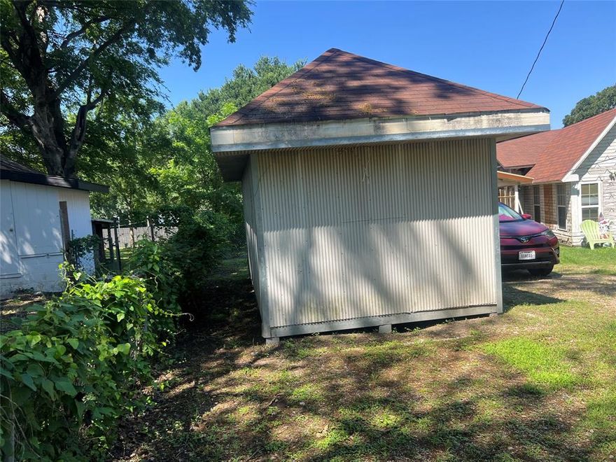 BRING YOUR CREATIVE IDEAS TO TURN JEWEL INTO ITS MAXIMUM EXPRESSION SITTING IN ALMOST ONE ACRE LAND VERY NICE VIEWS, AND A GAZEBO TO MAKE THE EVENINGS VERY PLEASANT.COME AND SEE IT FOR YOURSELF