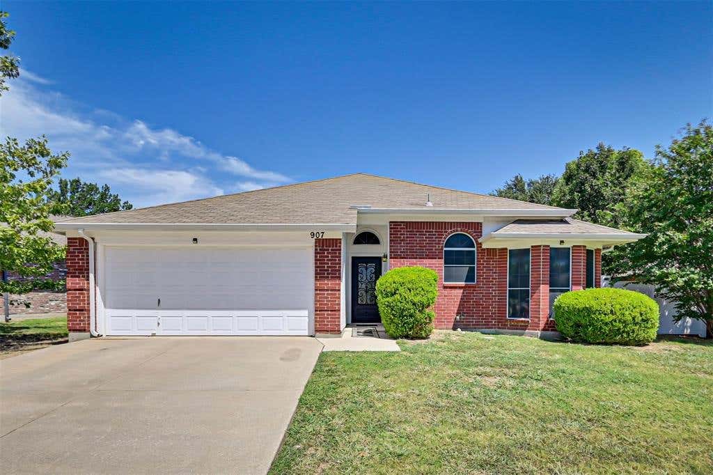 Photo of 907 Clear Creek Drive, Arlington, TX 76001 (MLS # 21357303)