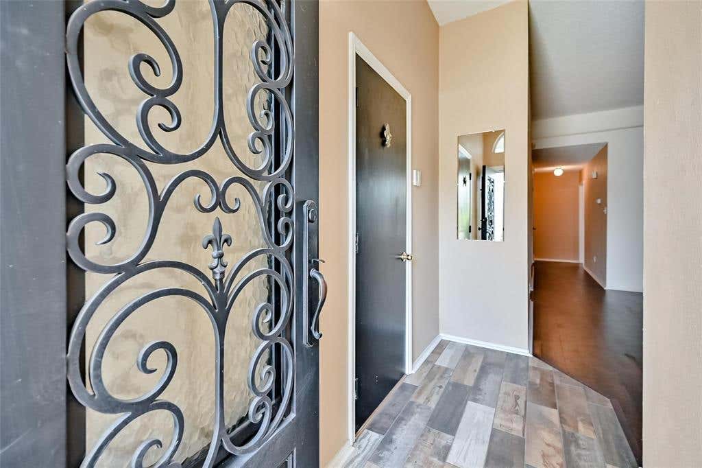 Photo of 907 Clear Creek Drive, Arlington, TX 76001 (MLS # 21357303)