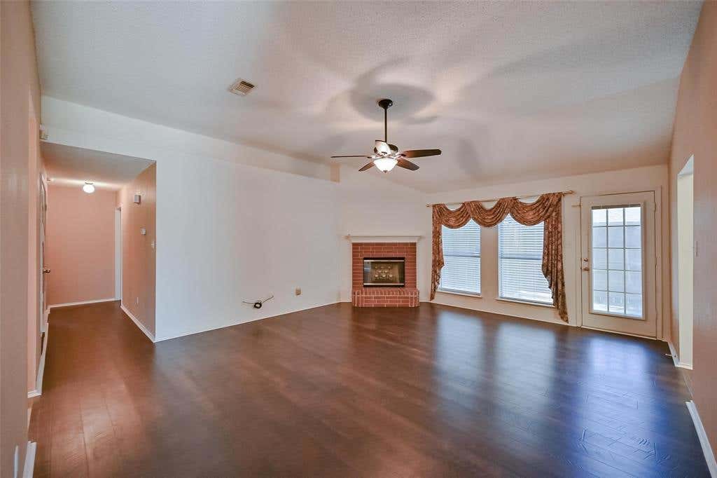 Photo of 907 Clear Creek Drive, Arlington, TX 76001 (MLS # 21357303)