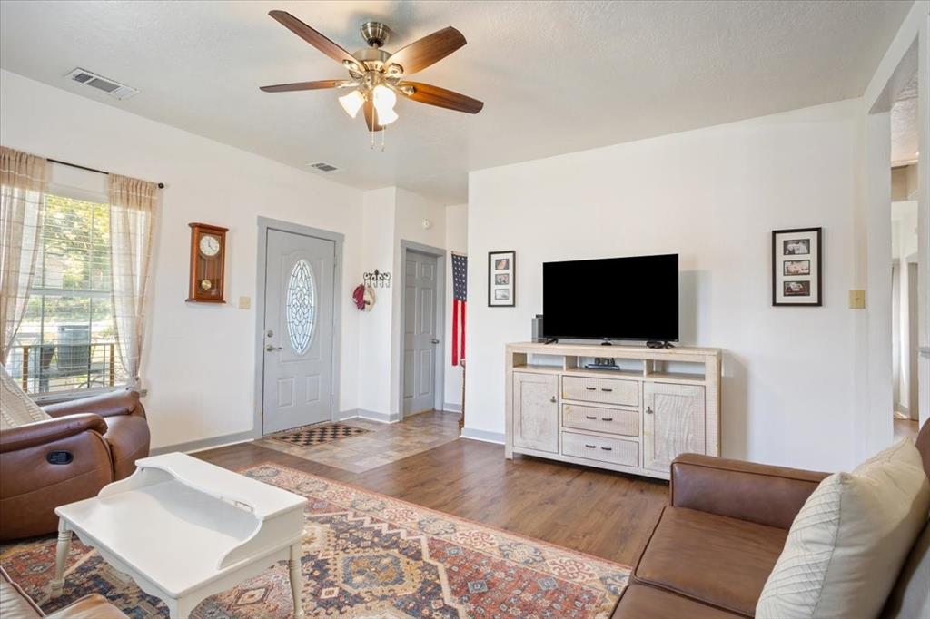 407 S Reagan