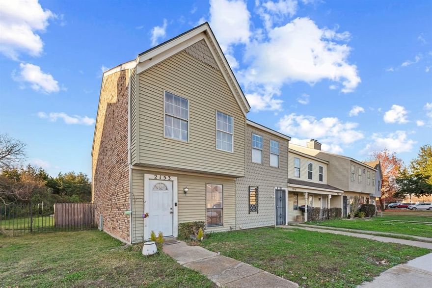 This s a bright and open 2-story townhome with fresh paint, new flooring, spacious bedrooms, lots of closet space, and a private fence back yard. Both bedrooms are upstairs. Tenant occupied.