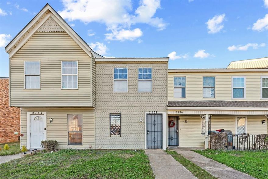 This s a bright and open 2-story townhome with fresh paint, new flooring, spacious bedrooms, lots of closet space, and a private fence back yard. Both bedrooms are upstairs. Tenant occupied.