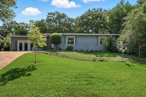 Photo of 1405 Briarwood Boulevard, Arlington, TX 76013 (MLS # 21099062)