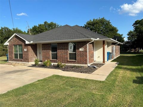 Photo of 221 E Cooper Street, Palmer, TX 75152 (MLS # 21197097)